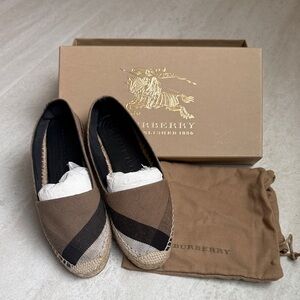 Burberry Women’s Tan and Black Loafers
